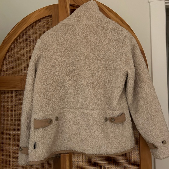 Patagonia fuzzy coat size S in Bone - Picture 2 of 3